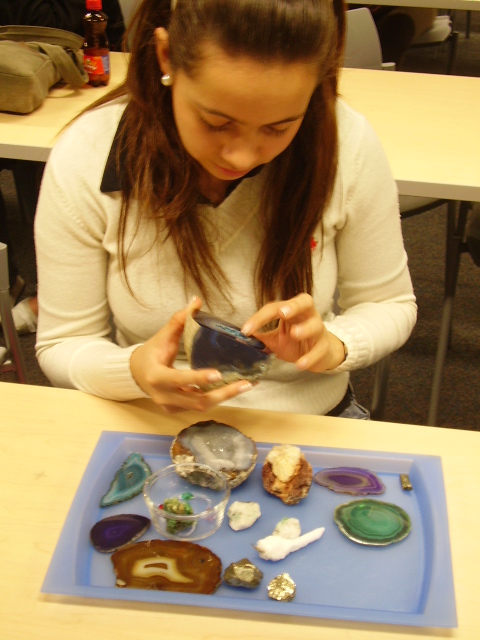 Estudiantes identificando reticulas y patrones en las piedras