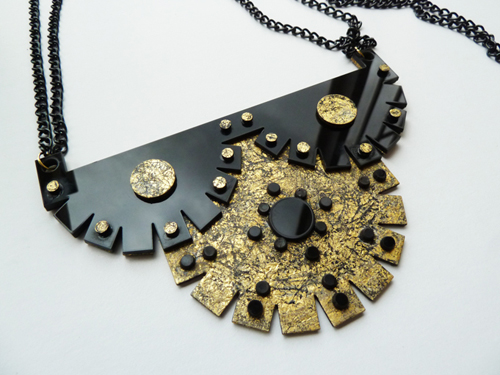 Collar de acrílico con laminilla de oro de Gabriela Peña.