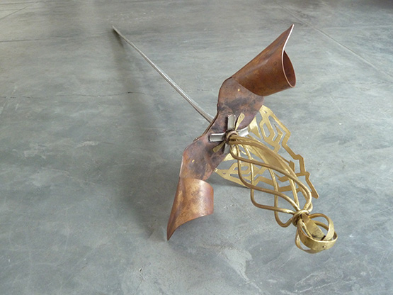 Espada de cobre y bronce de Nicolás Huertas. Ensamblaje.
