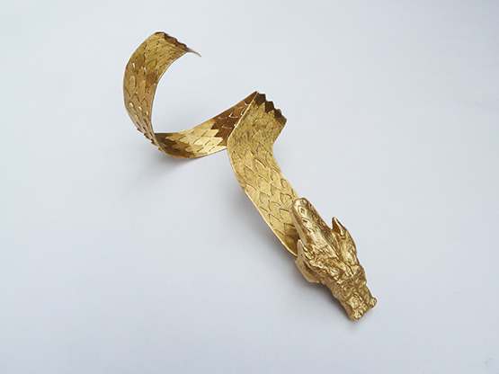 Brazalete calado y formado en bronce y anillo (cabeza de dragón) fundido en alloy de Juan Diego Cadena.